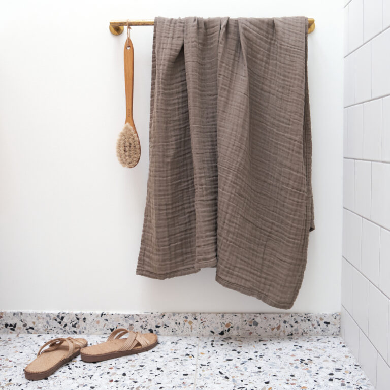 1130-225-Fine-Bath-Towel-Clay-Lifestyle-01
